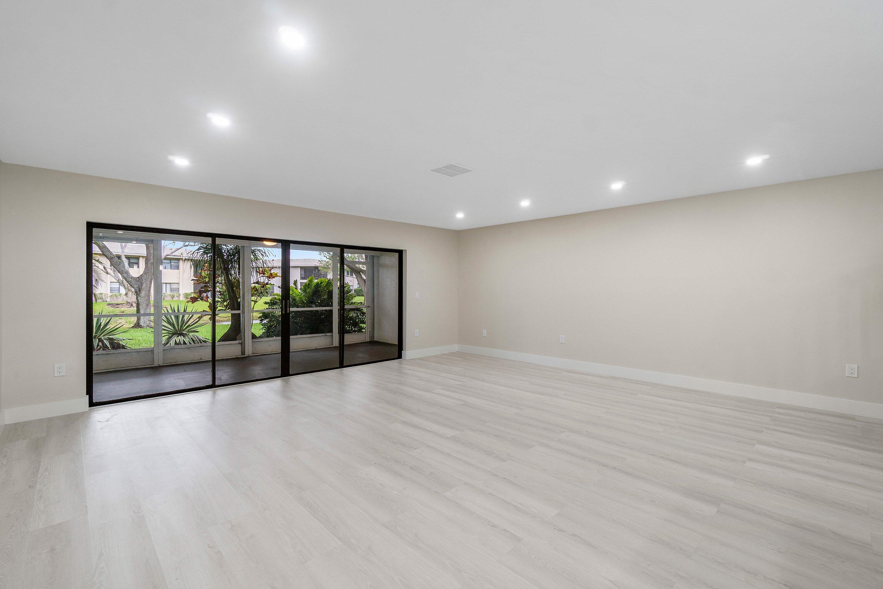 16 Stratford Drive E C