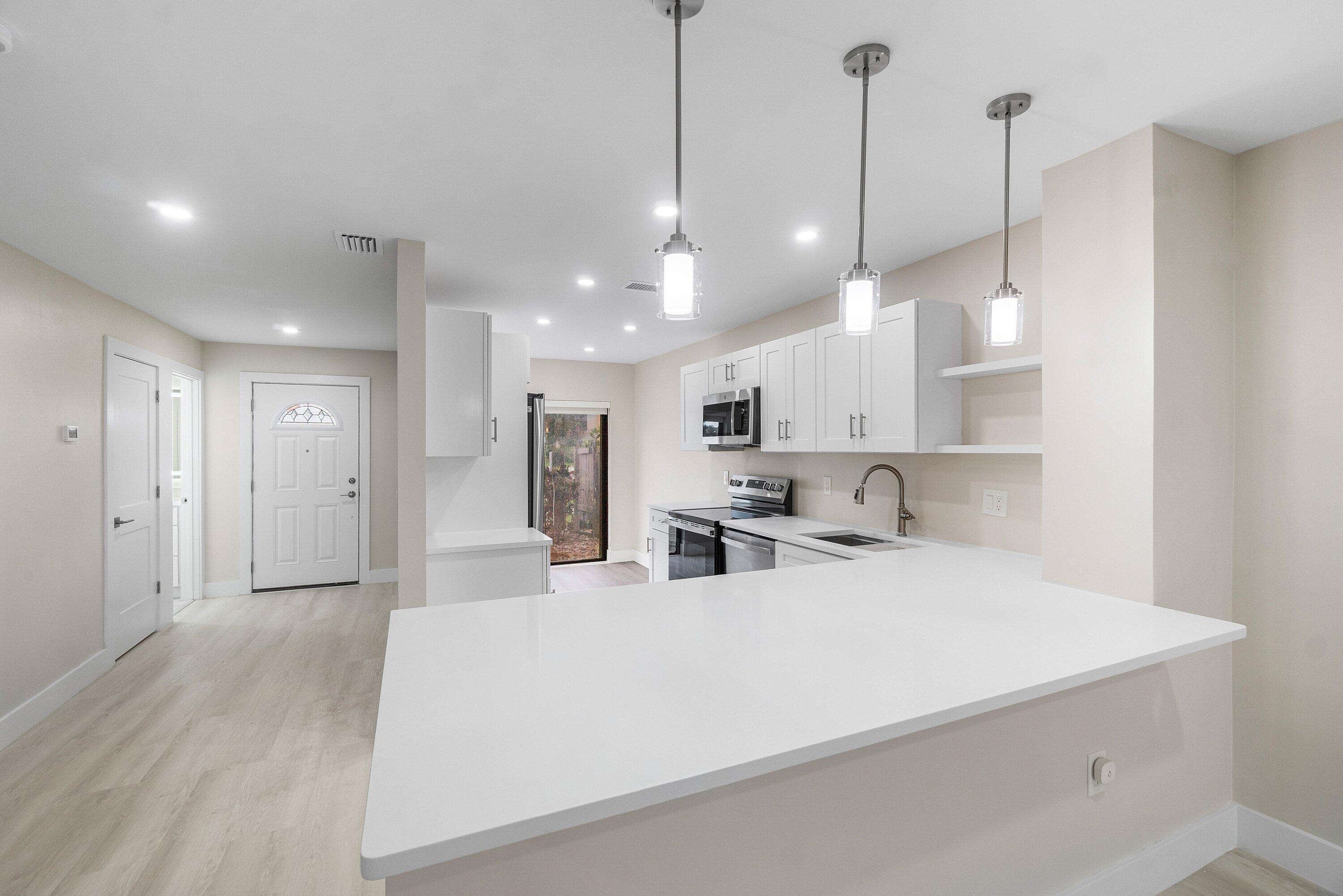 16 Stratford Drive E C