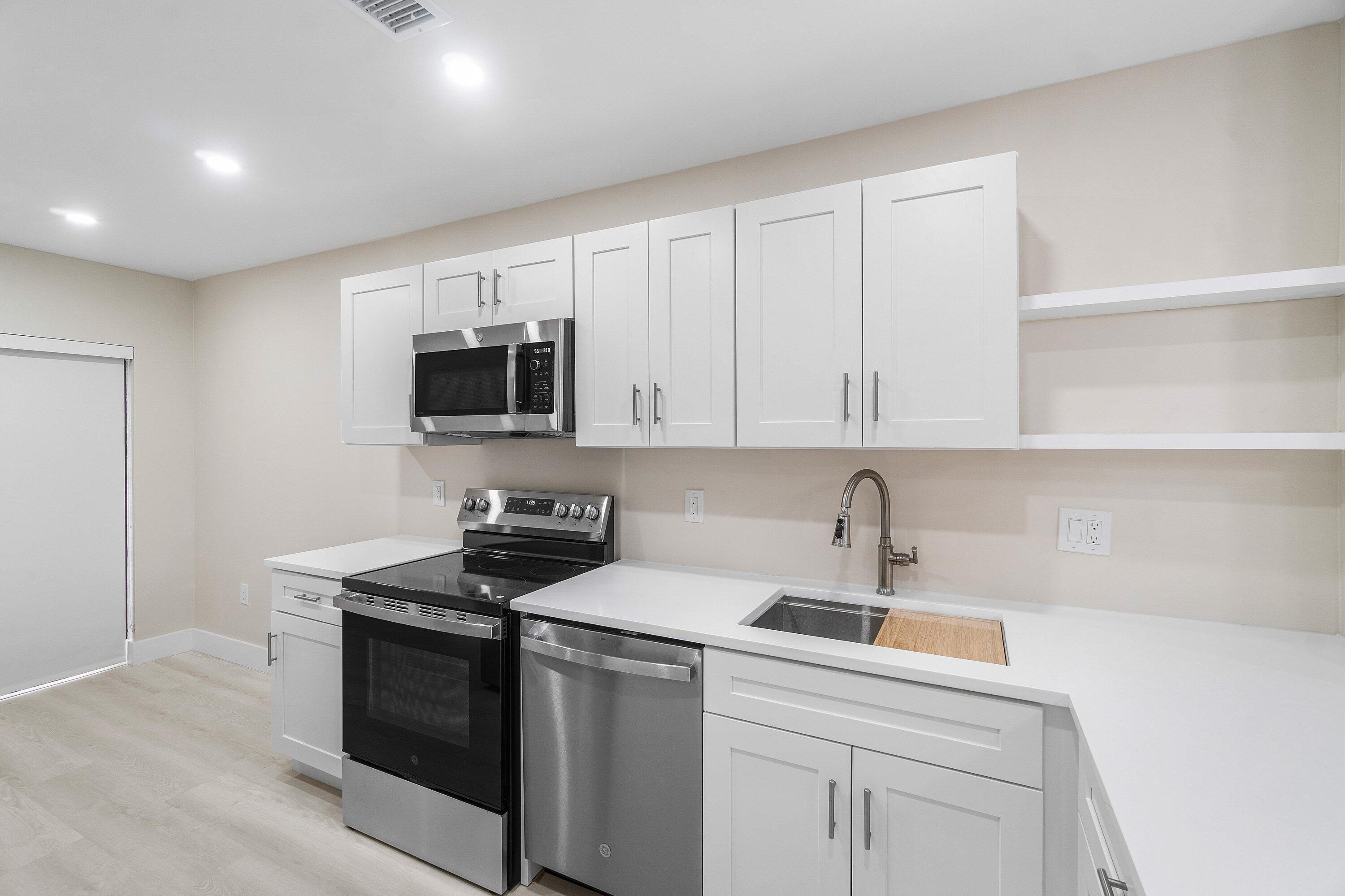 16 Stratford Drive E C