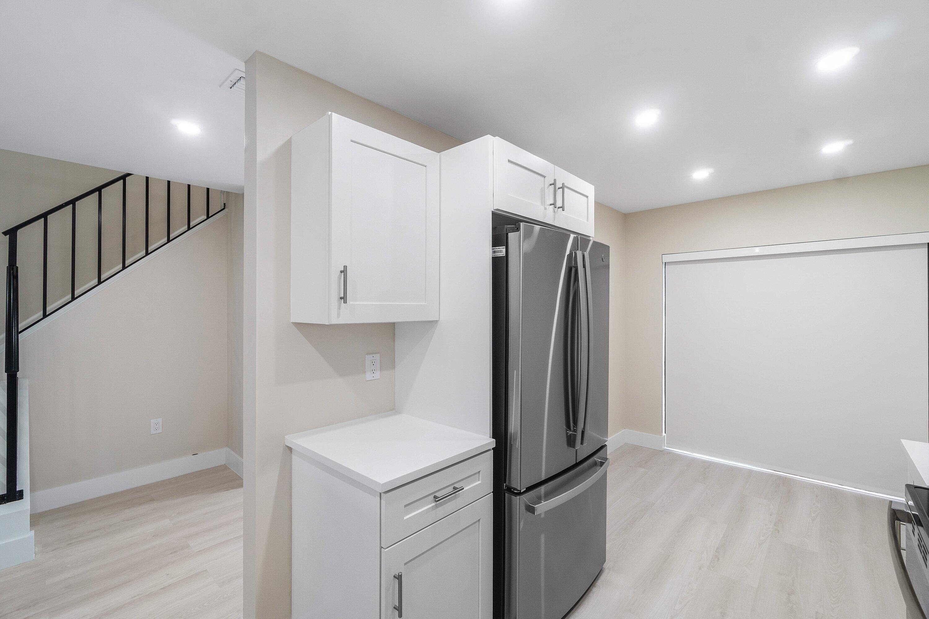 16 Stratford Drive E C