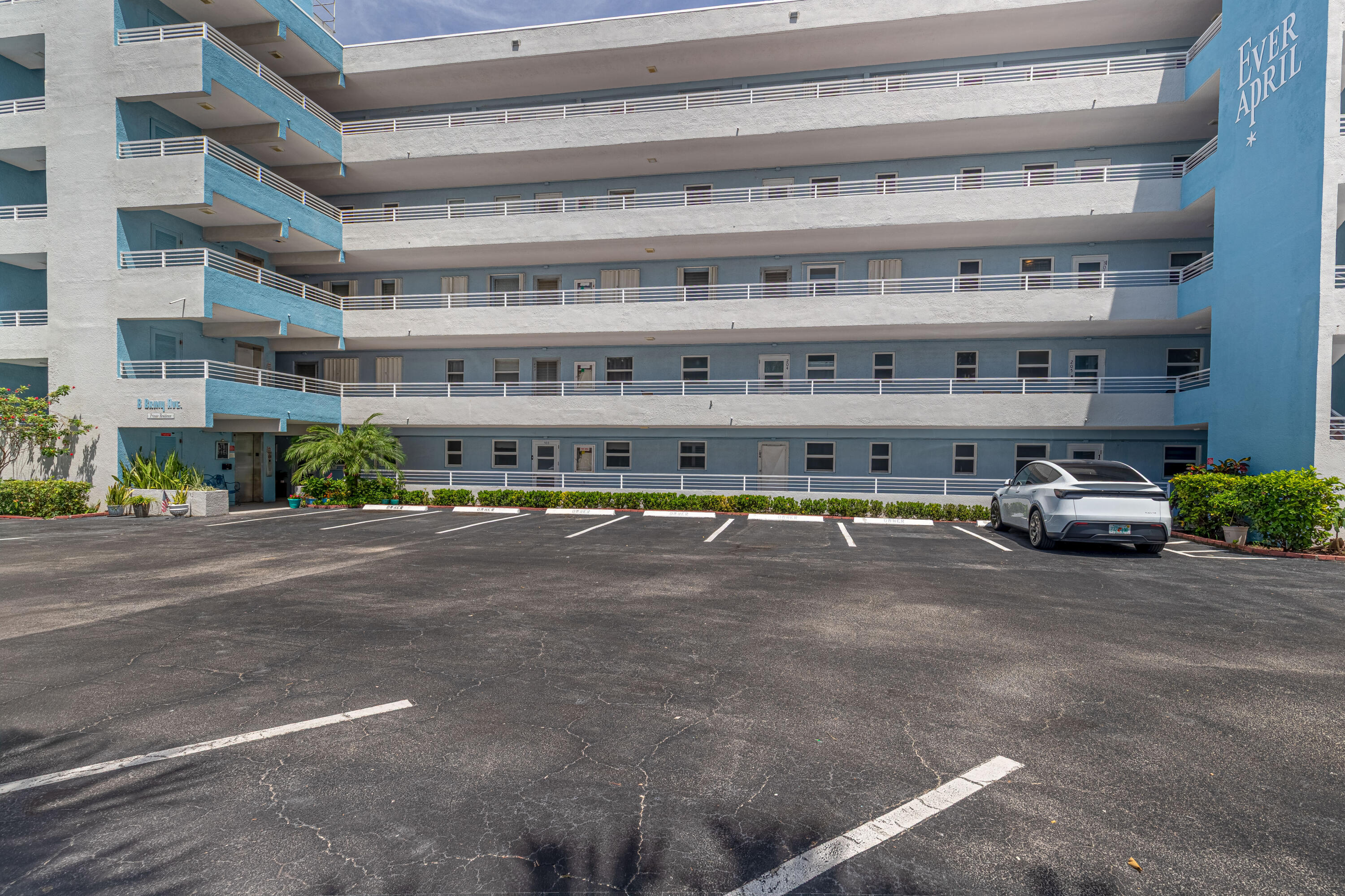8 Briny Avenue 206