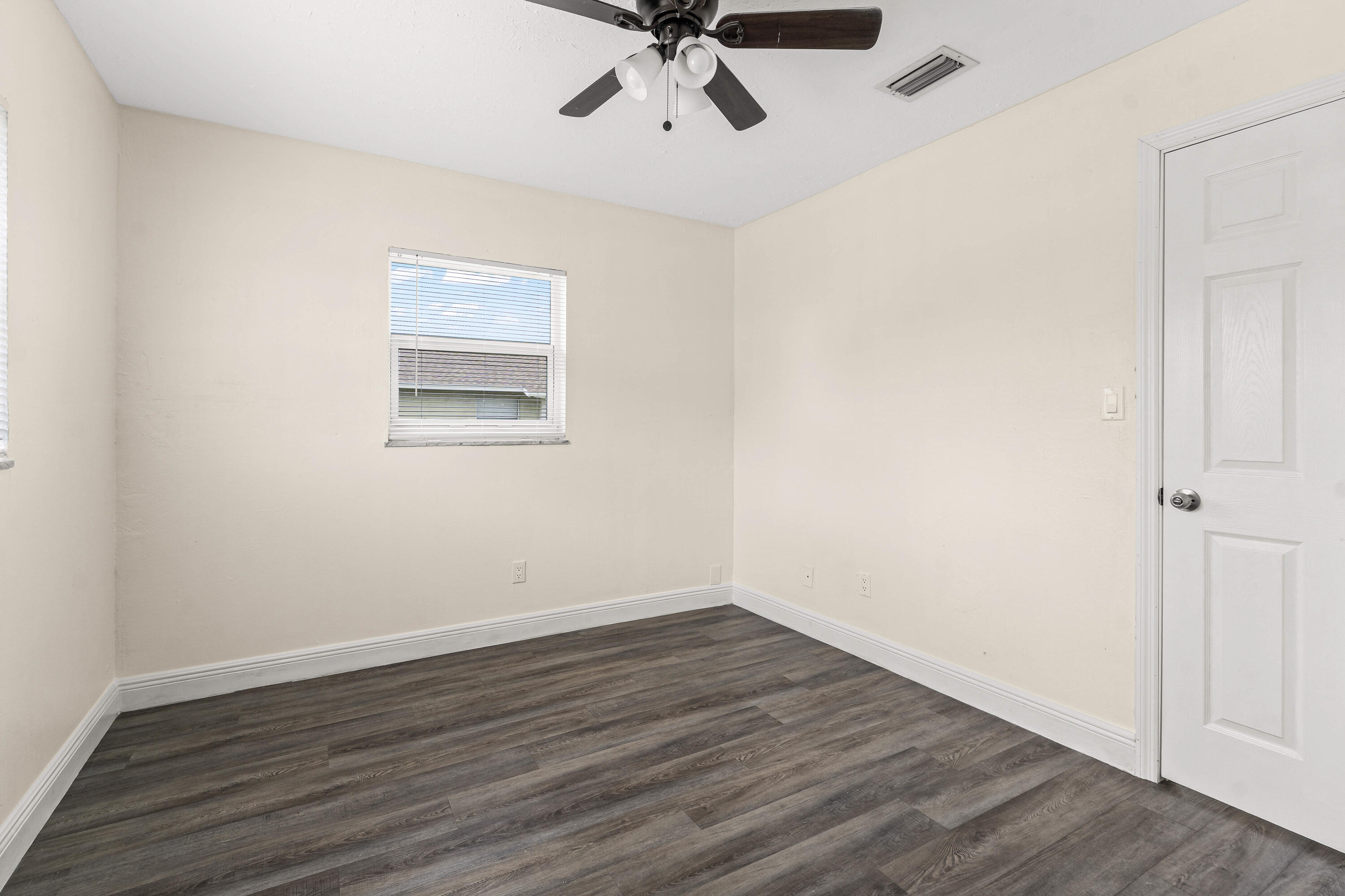 1205 Ave K
