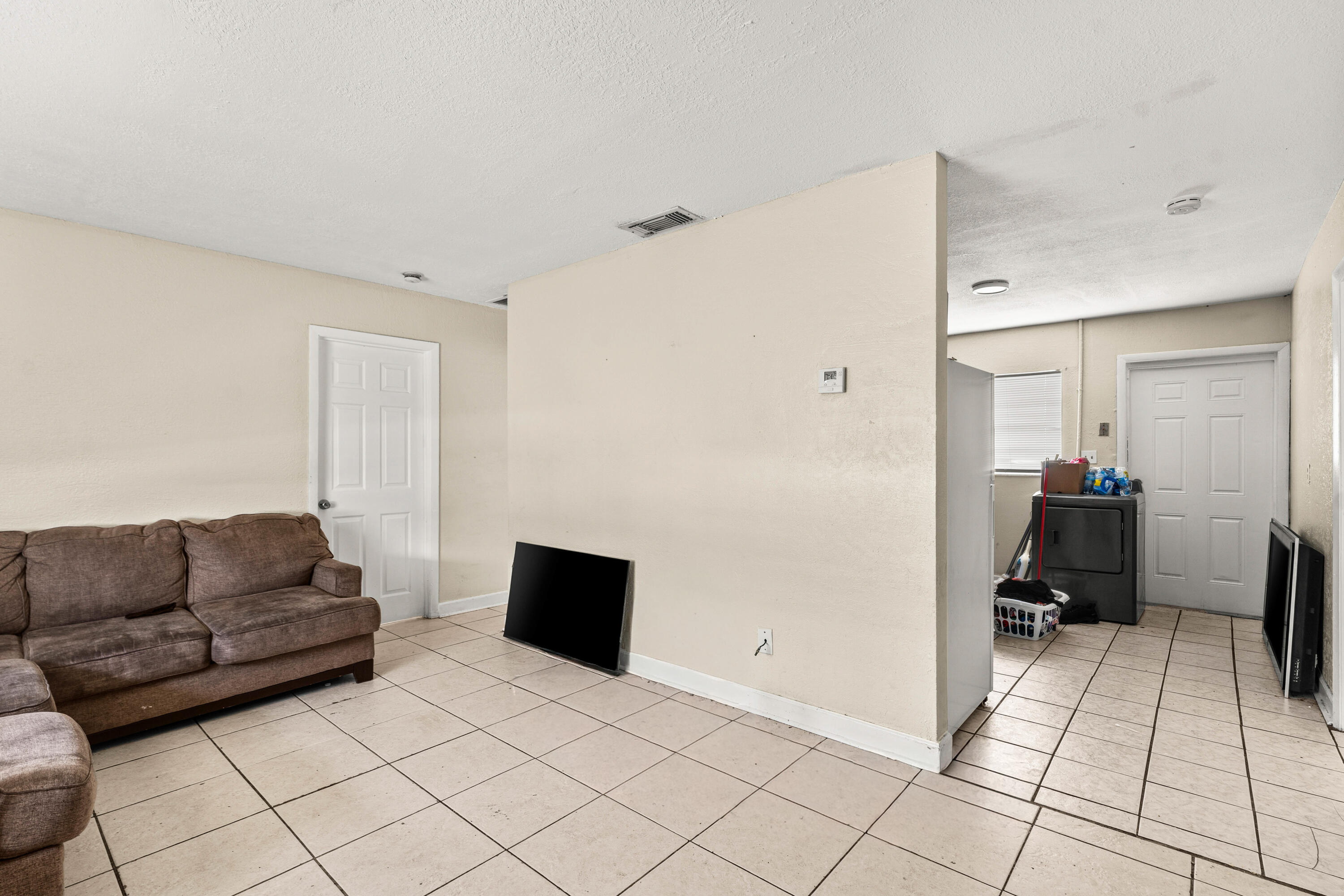 1205 Ave K