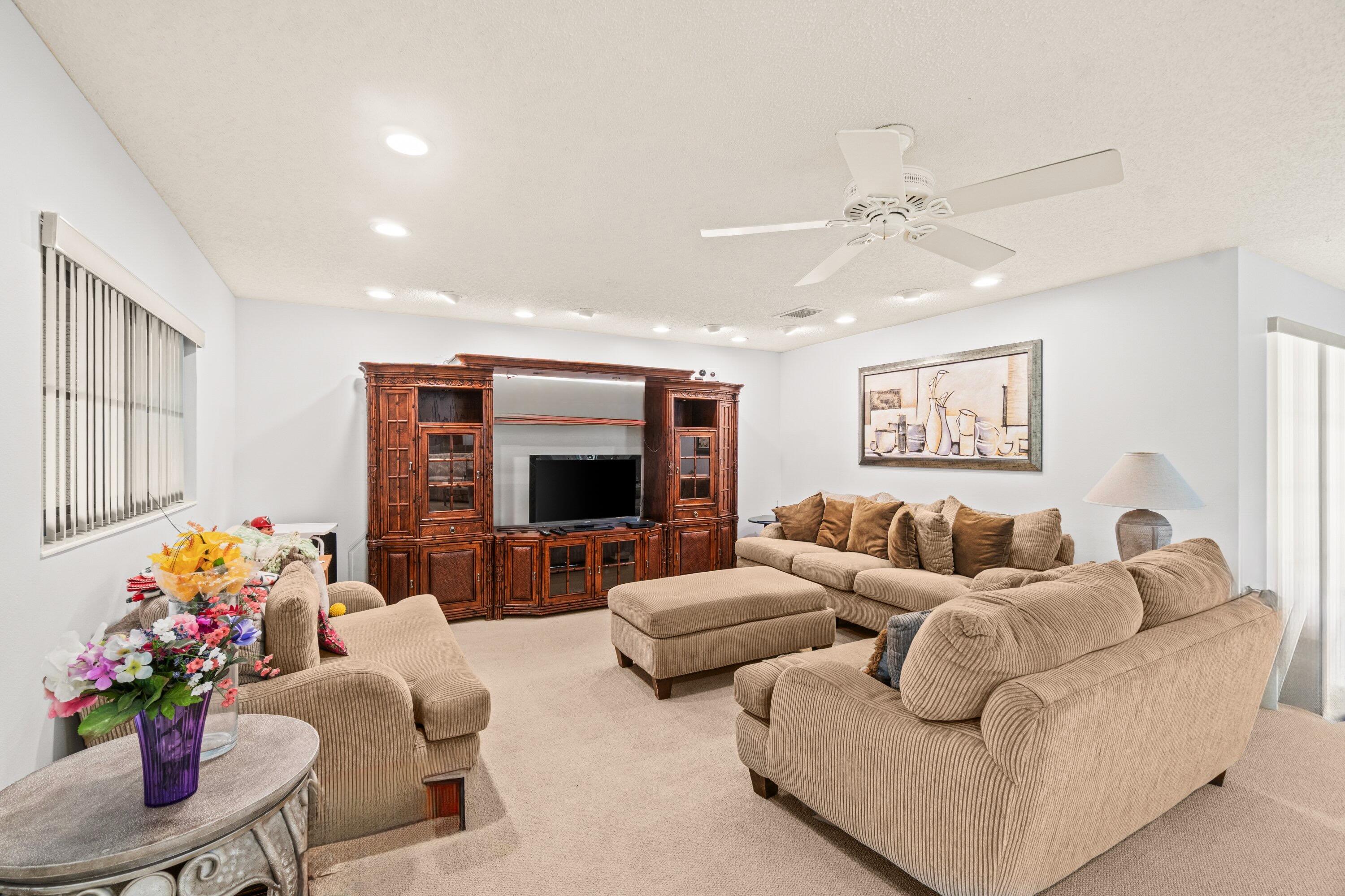 46 Stratford Lane W D