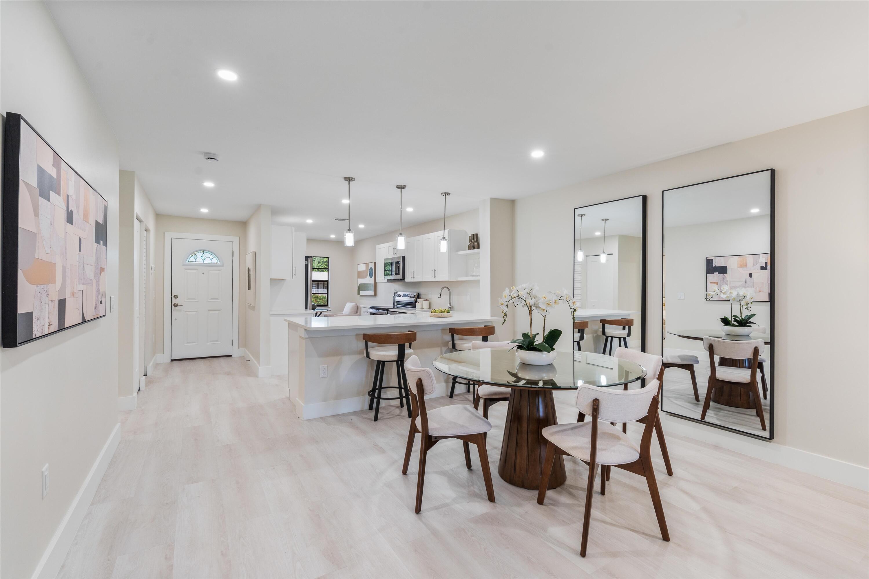 52 W Stratford Ln W W F