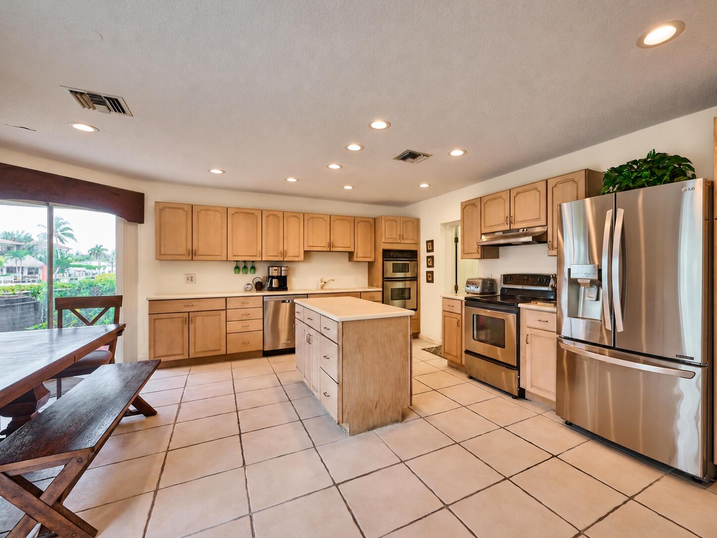 2810 NE 48th Court