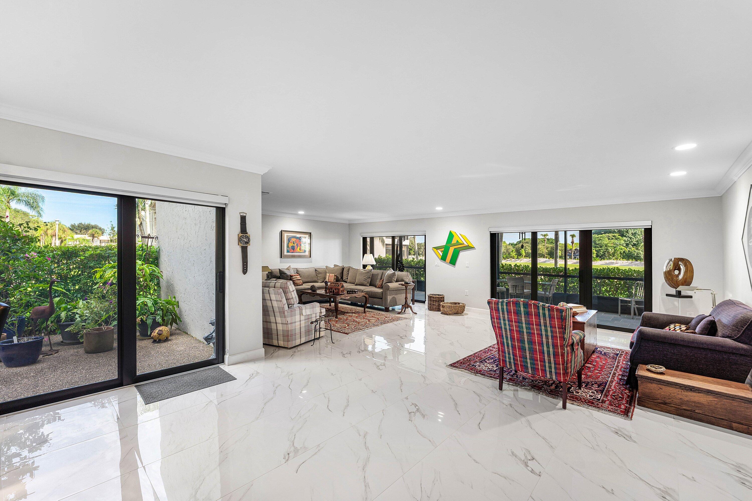12 Stratford Drive E A