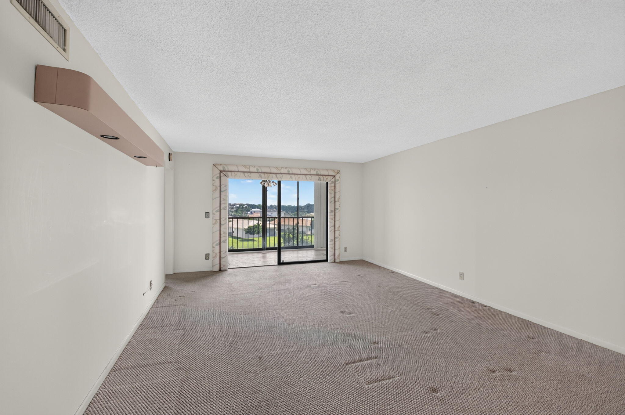 7260 KINGHURST Drive 404