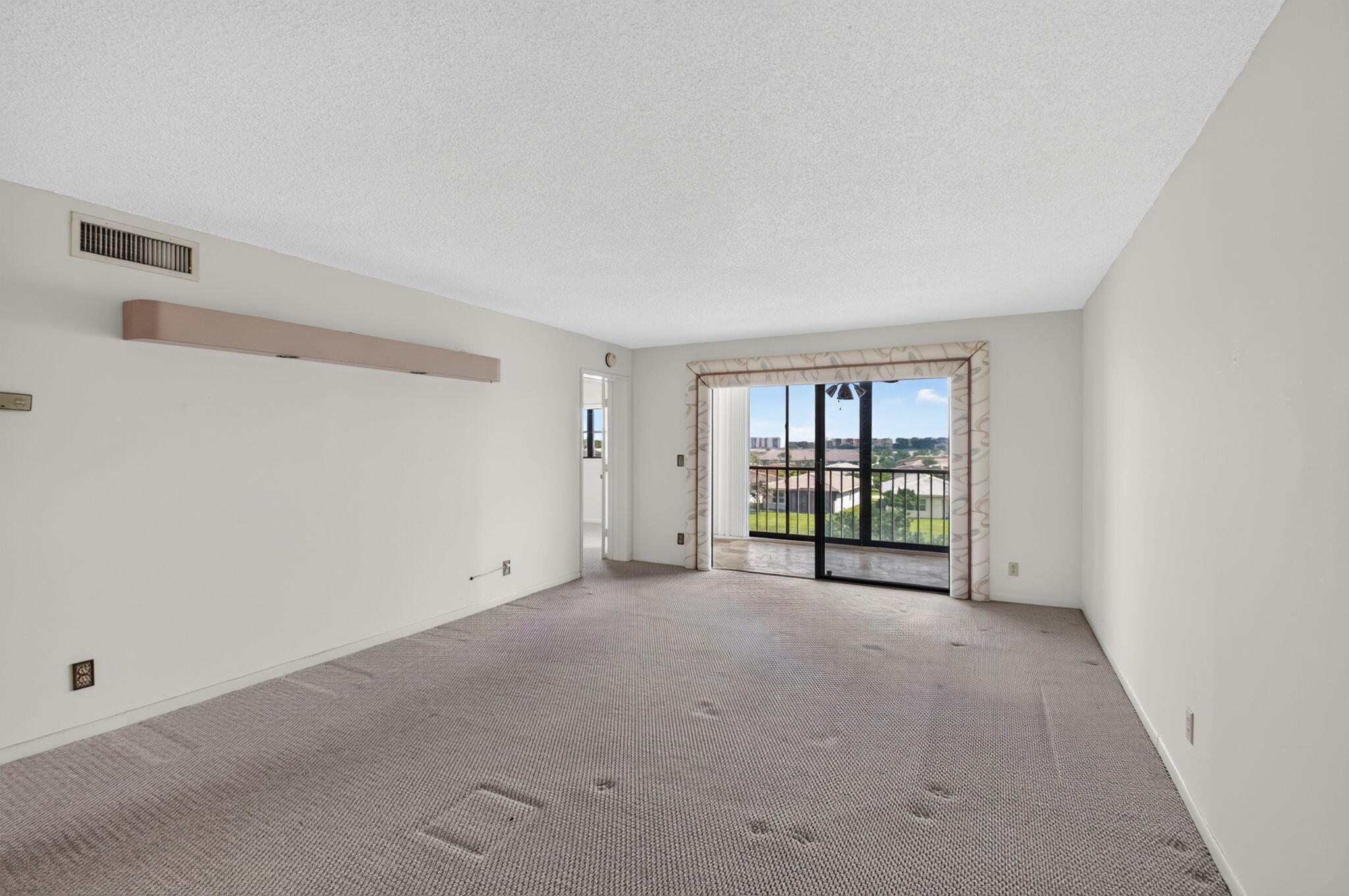 7260 KINGHURST Drive 404