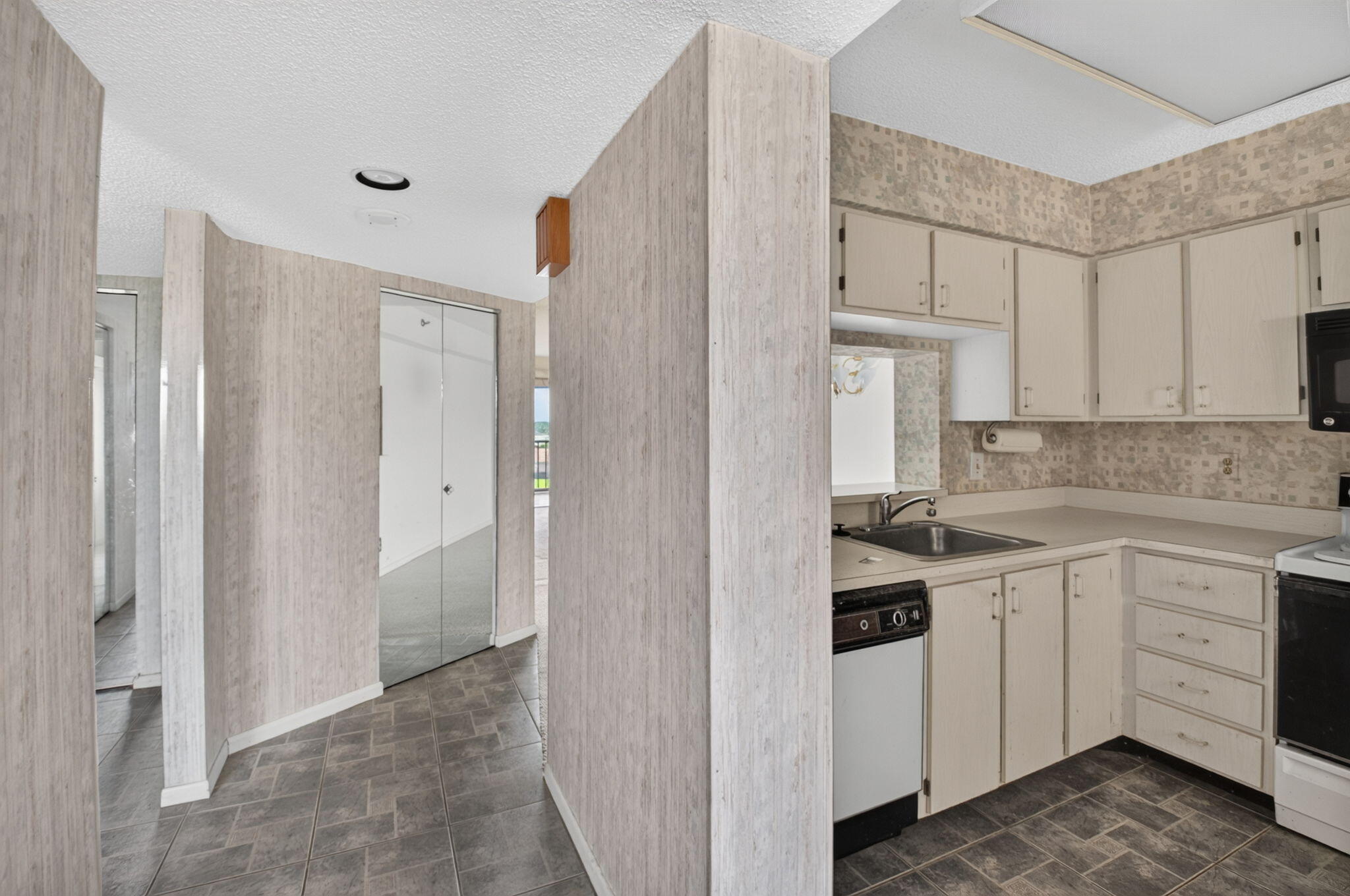 7260 KINGHURST Drive 404