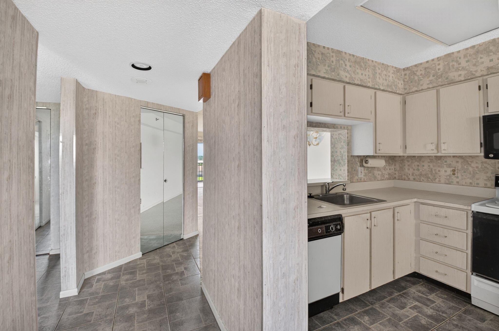7260 KINGHURST Drive 404
