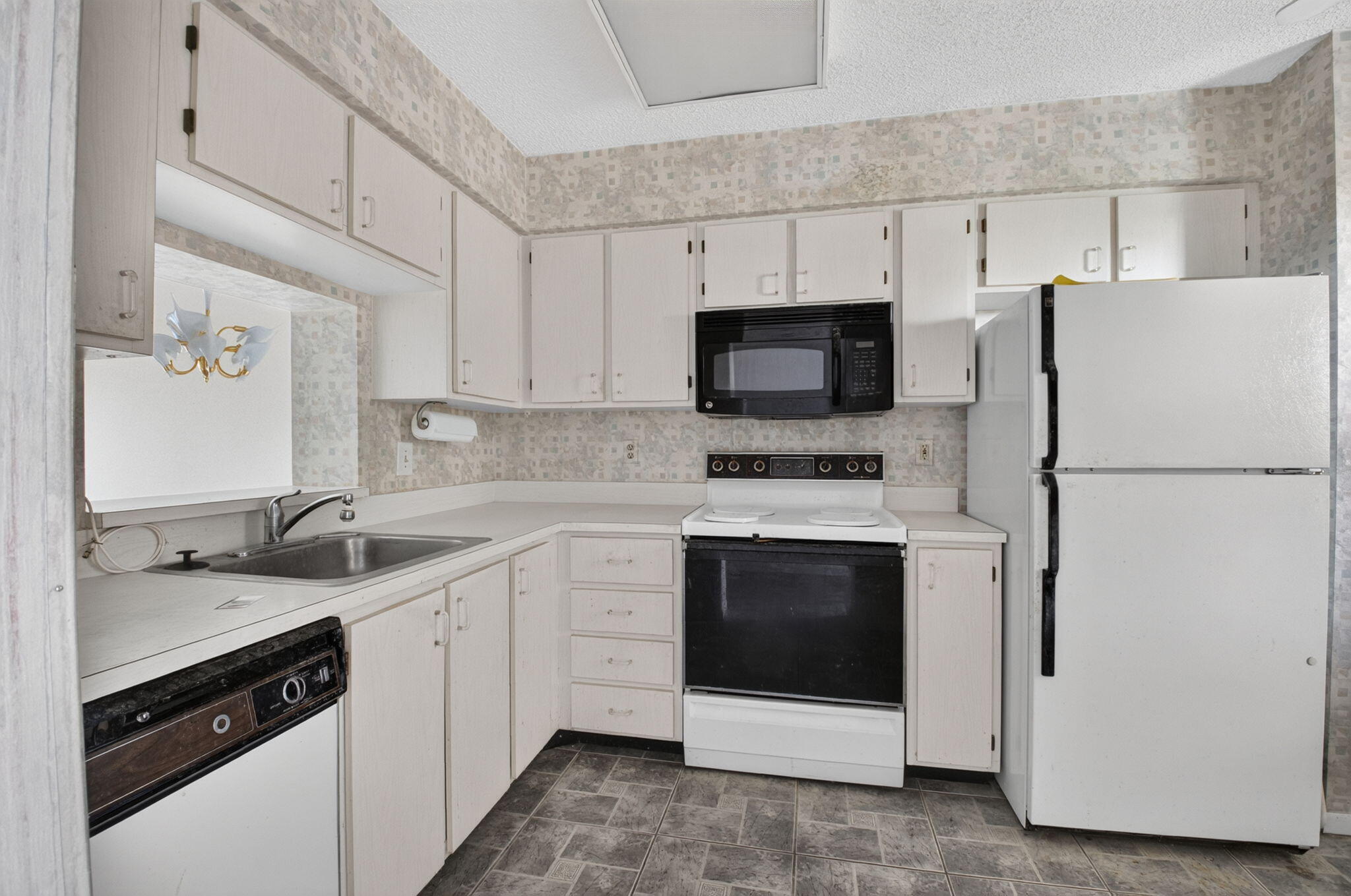7260 KINGHURST Drive 404