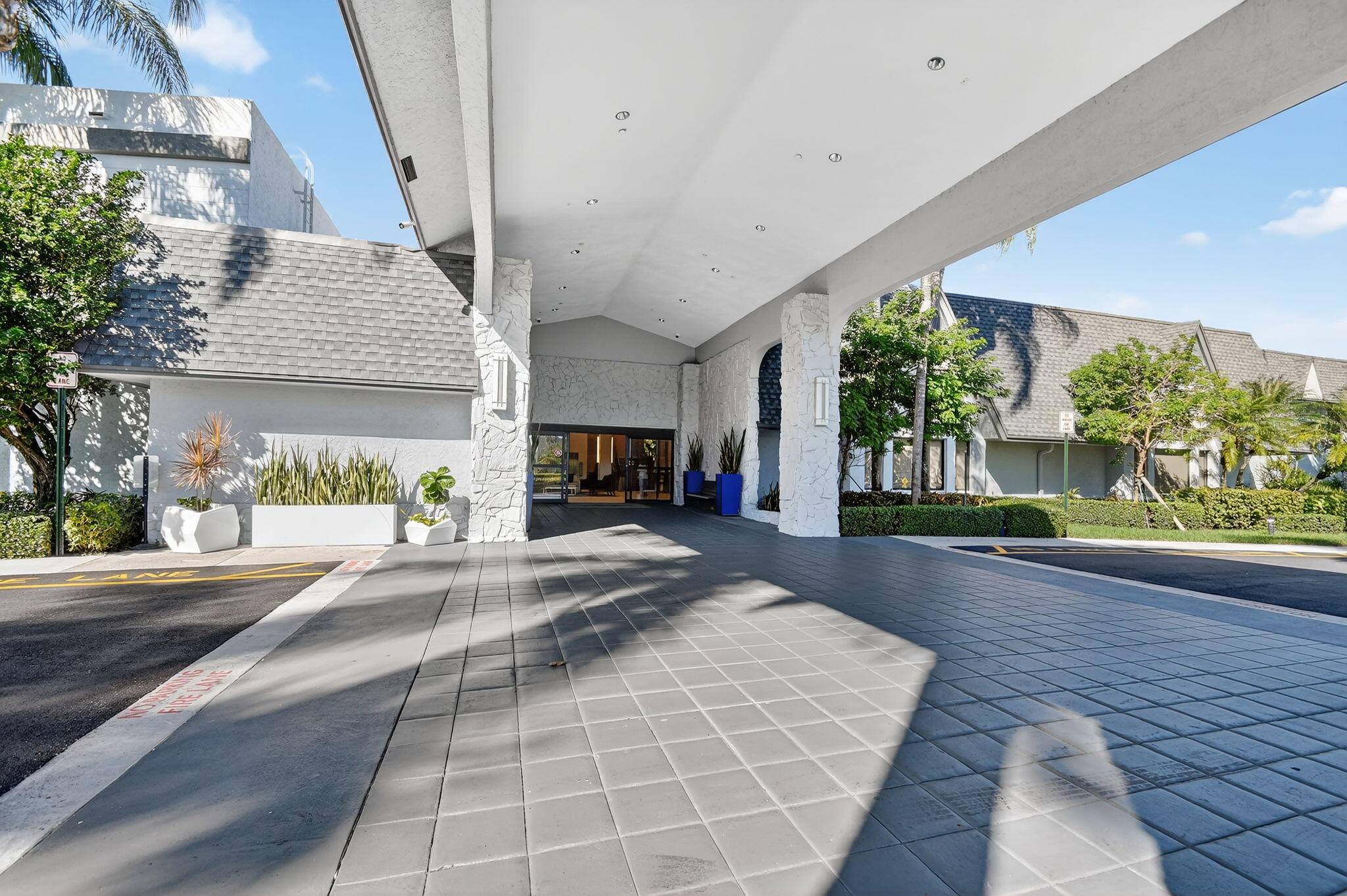 7260 KINGHURST Drive 404