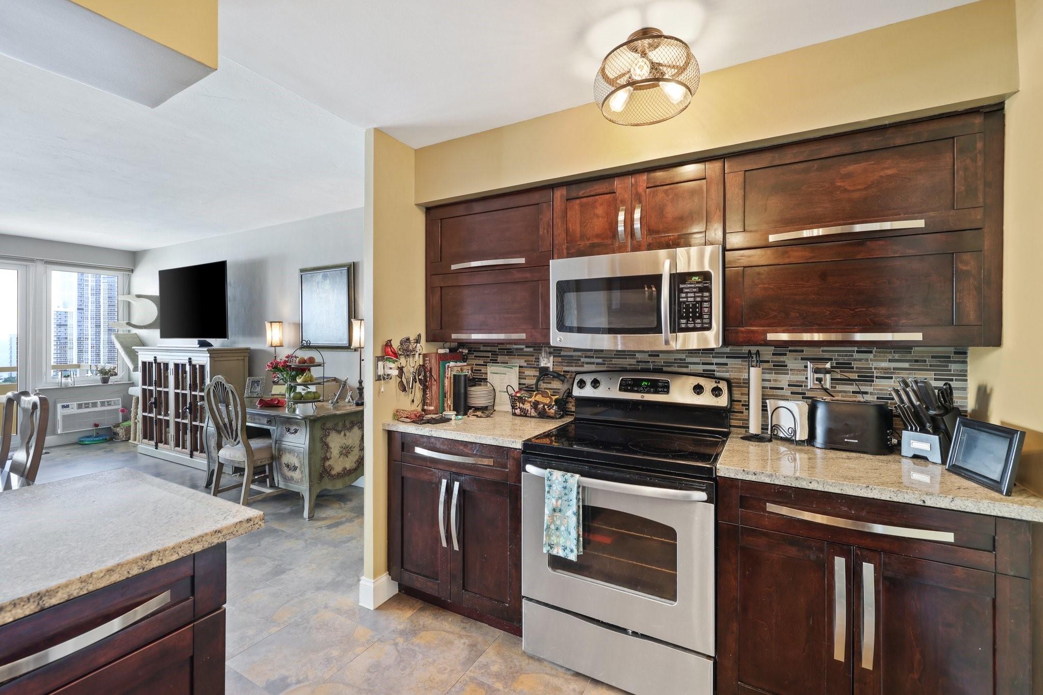 3233 NE 34th St Unit: 1512A