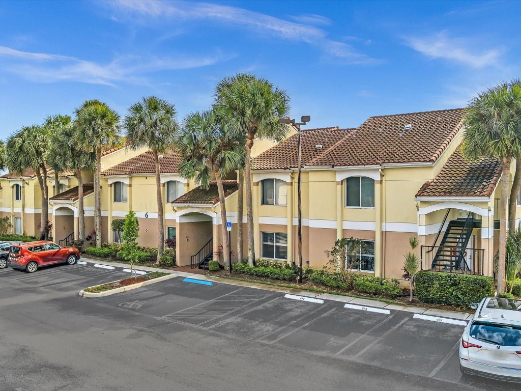 815 W Boynton Beach Boulevard 6-202, Boynton Beach Unit: 6-202