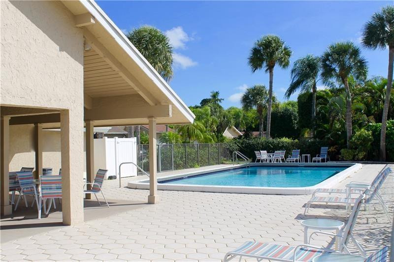 6722 Canary Palm Cir