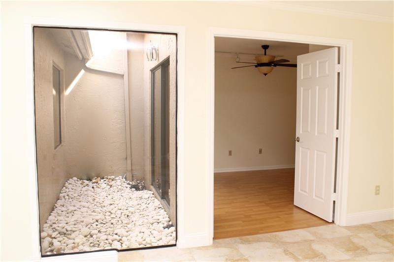 6722 Canary Palm Cir