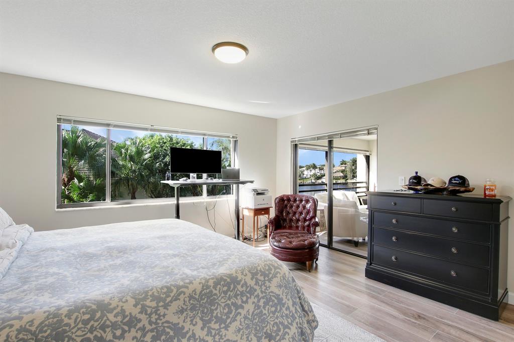 522 Oak Harbour Drive