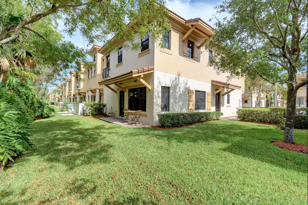 4751 Grand Cypress Circle N Unit: 4751