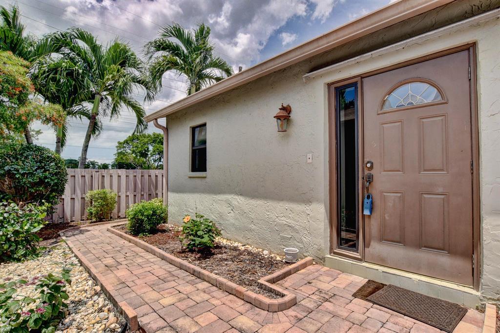 5743 Mirror Lakes Boulevard