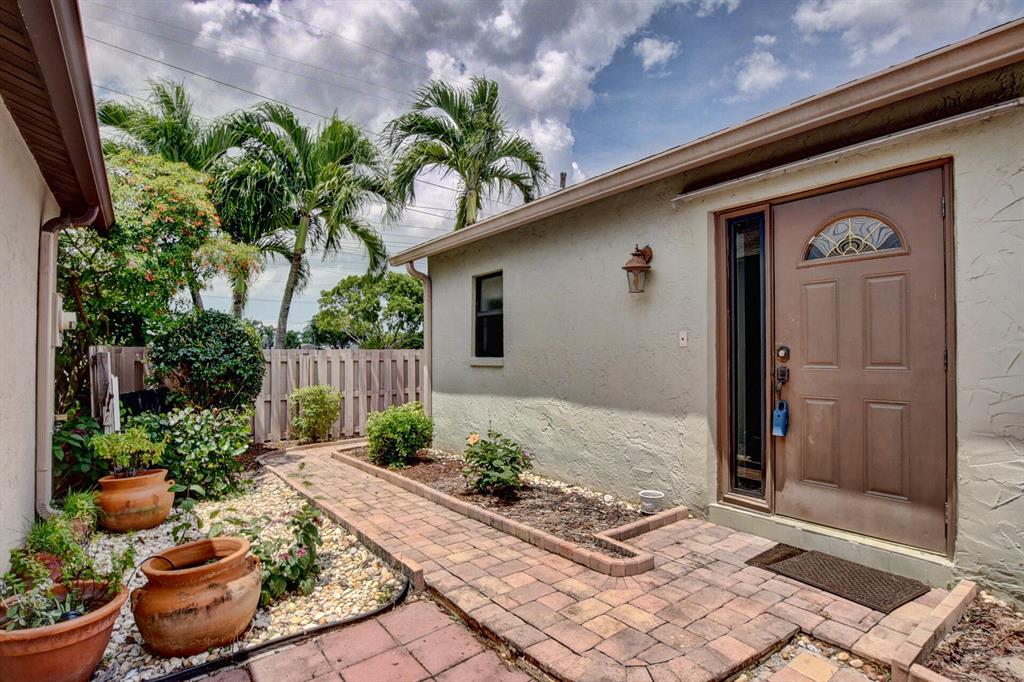5743 Mirror Lakes Boulevard
