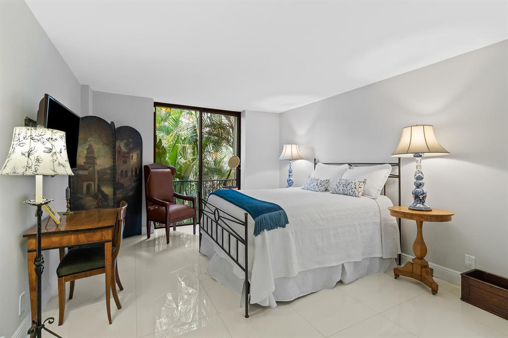 501 SW 11th Place Unit: 206