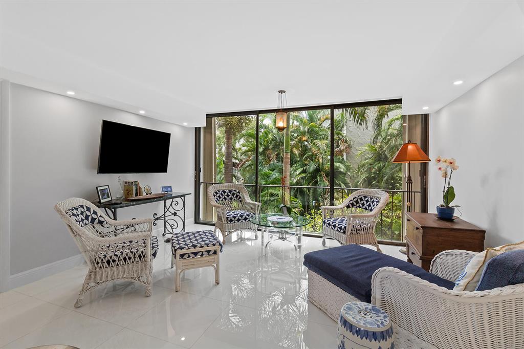 501 SW 11th Place Unit: 206