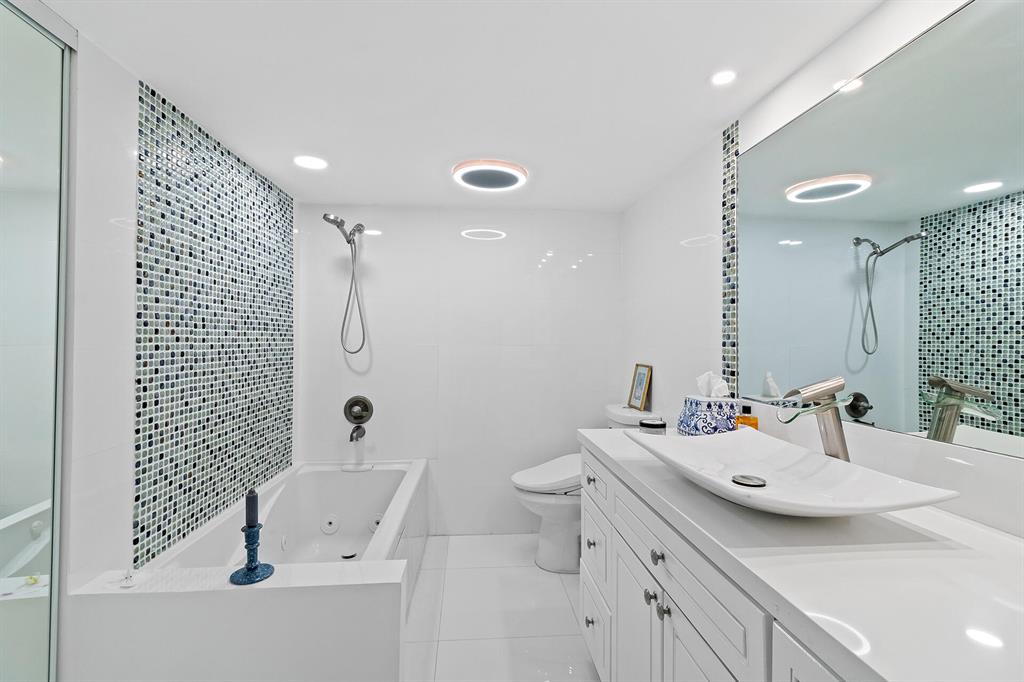 501 SW 11th Place Unit: 206