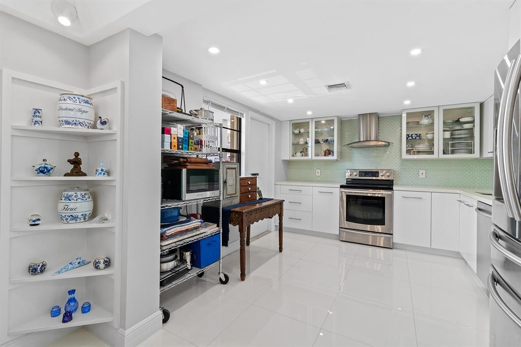 501 SW 11th Place Unit: 206
