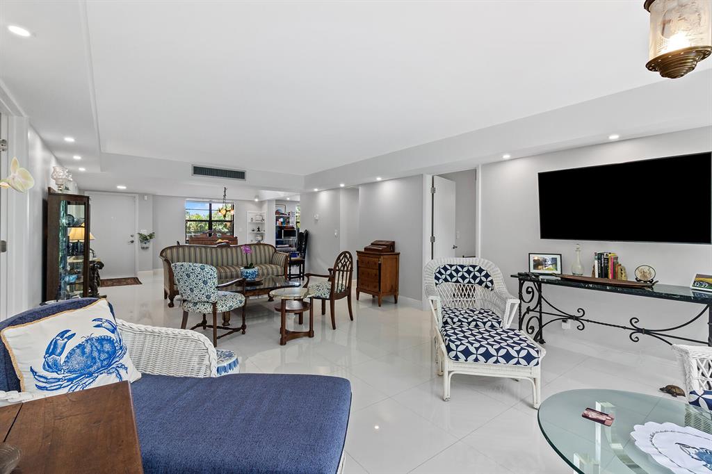 501 SW 11th Place Unit: 206