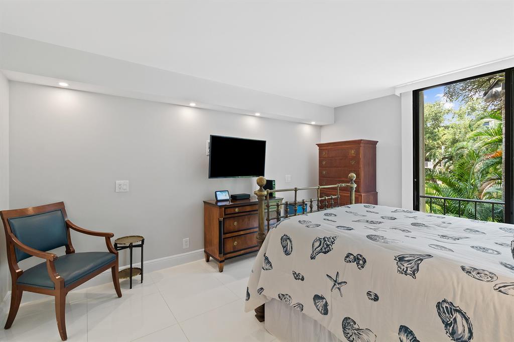 501 SW 11th Place Unit: 206