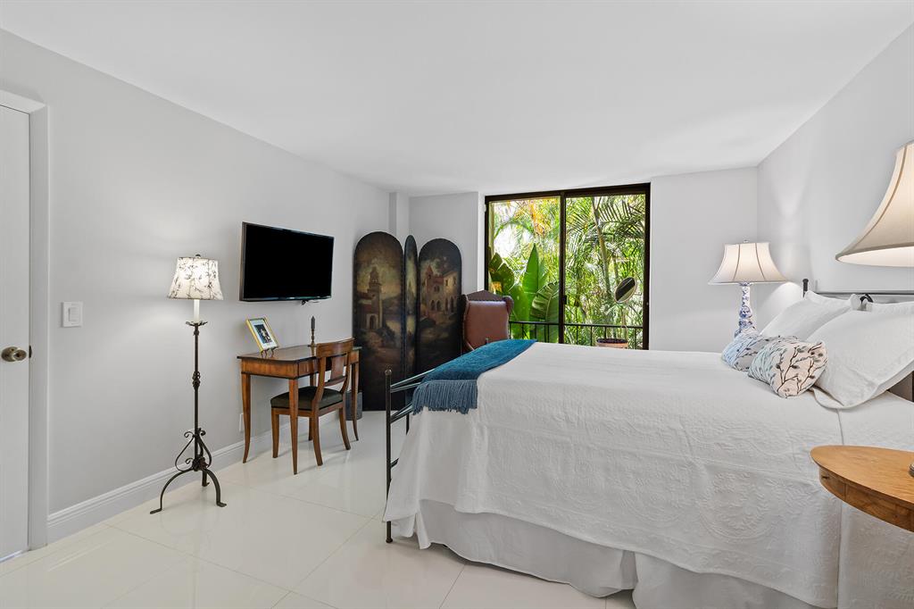 501 SW 11th Place Unit: 206