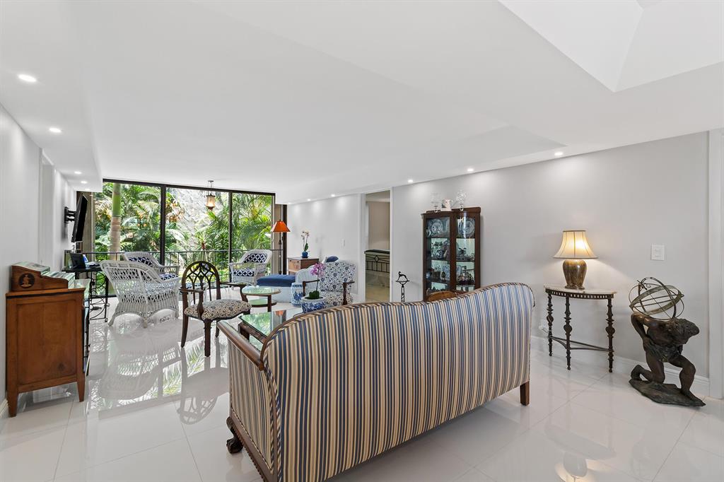 501 SW 11th Place Unit: 206
