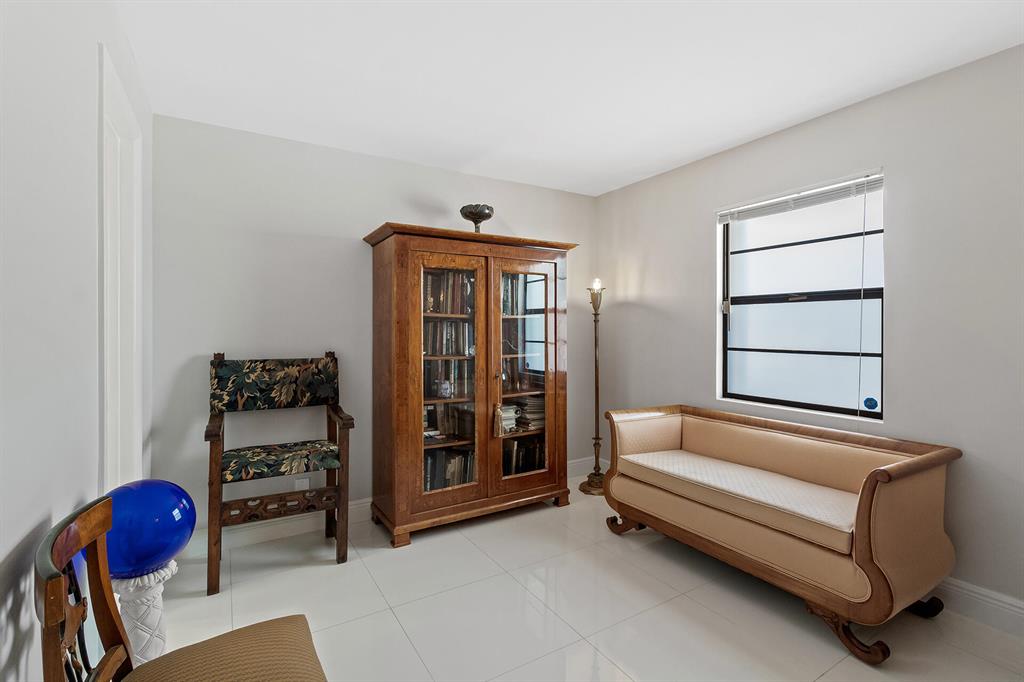 501 SW 11th Place Unit: 206