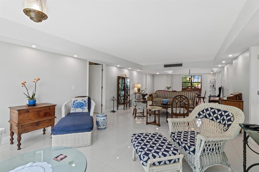 501 SW 11th Place Unit: 206