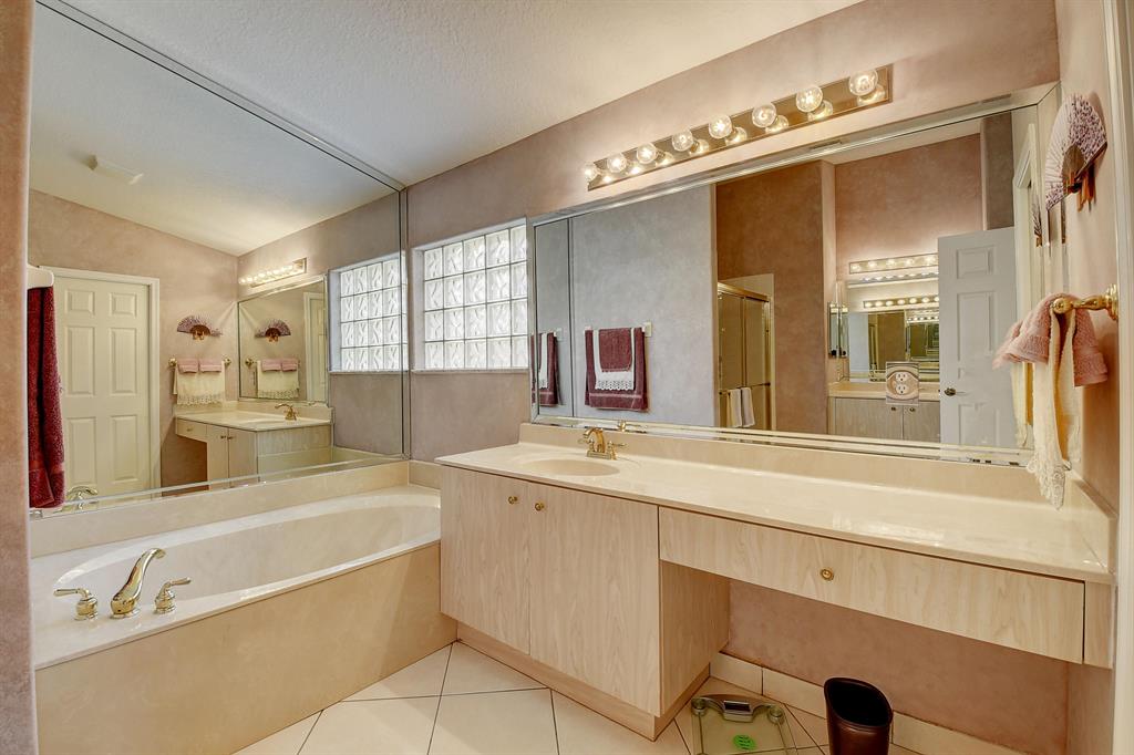 5976 Royal Isles Boulevard