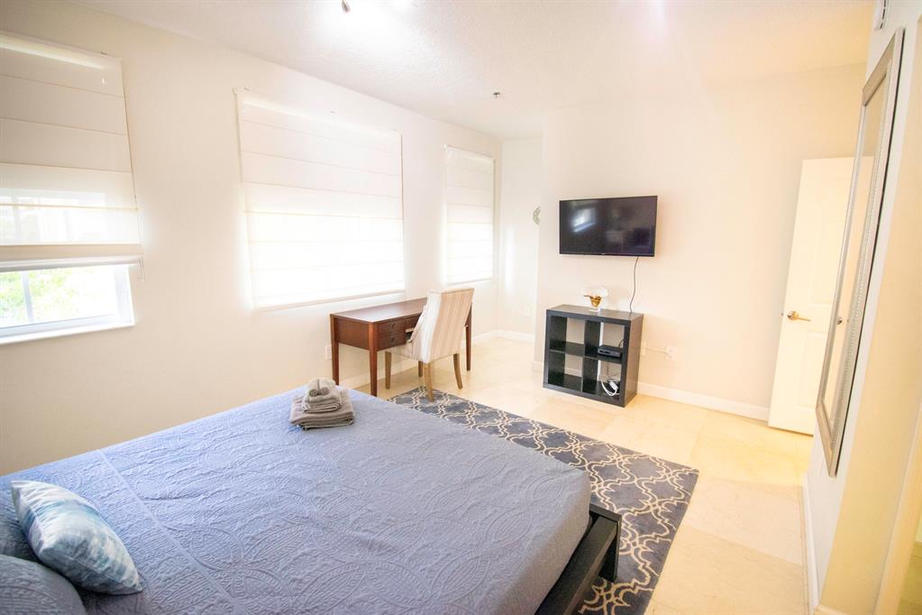 2069 S Ocean Drive Unit: Th15