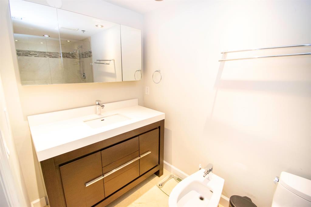 2069 S Ocean Drive Unit: Th15