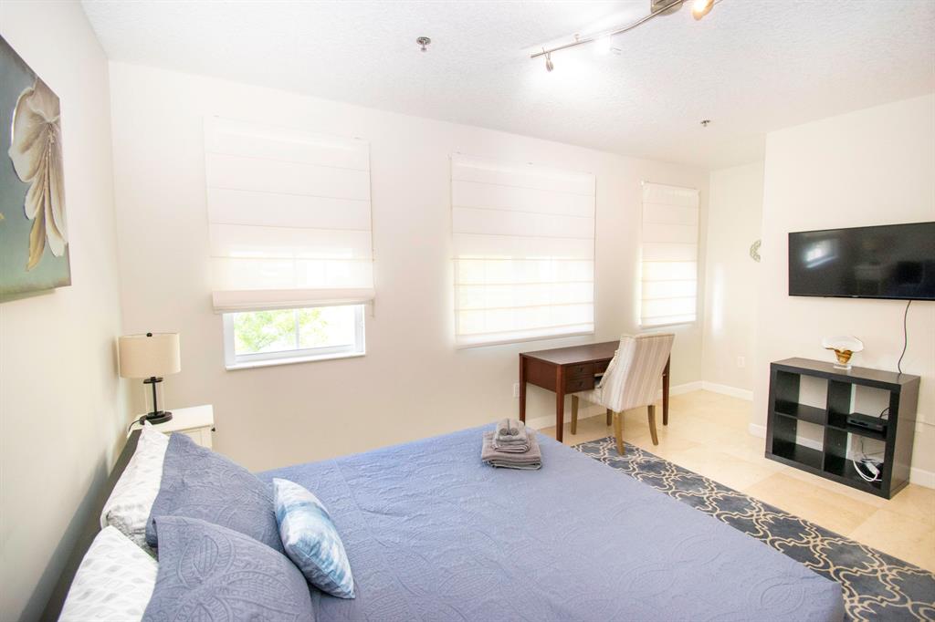 2069 S Ocean Drive Unit: Th15