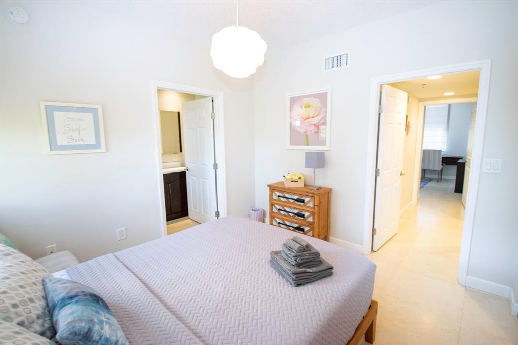 2069 S Ocean Drive Unit: Th15