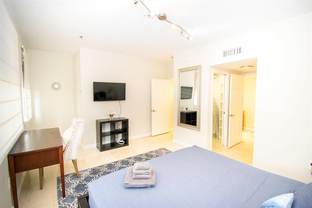 2069 S Ocean Drive Unit: Th15