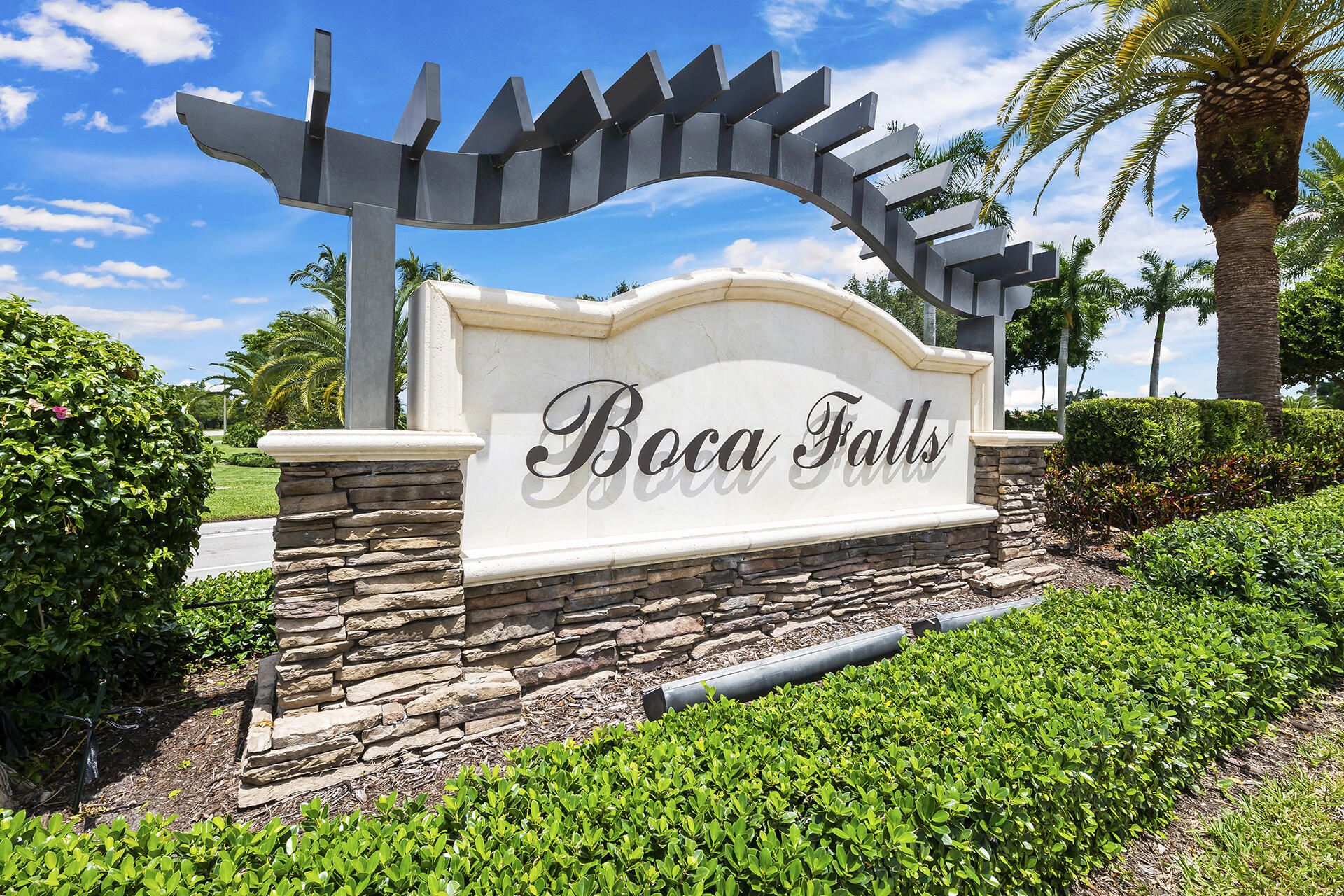 21698 Fall River Drive