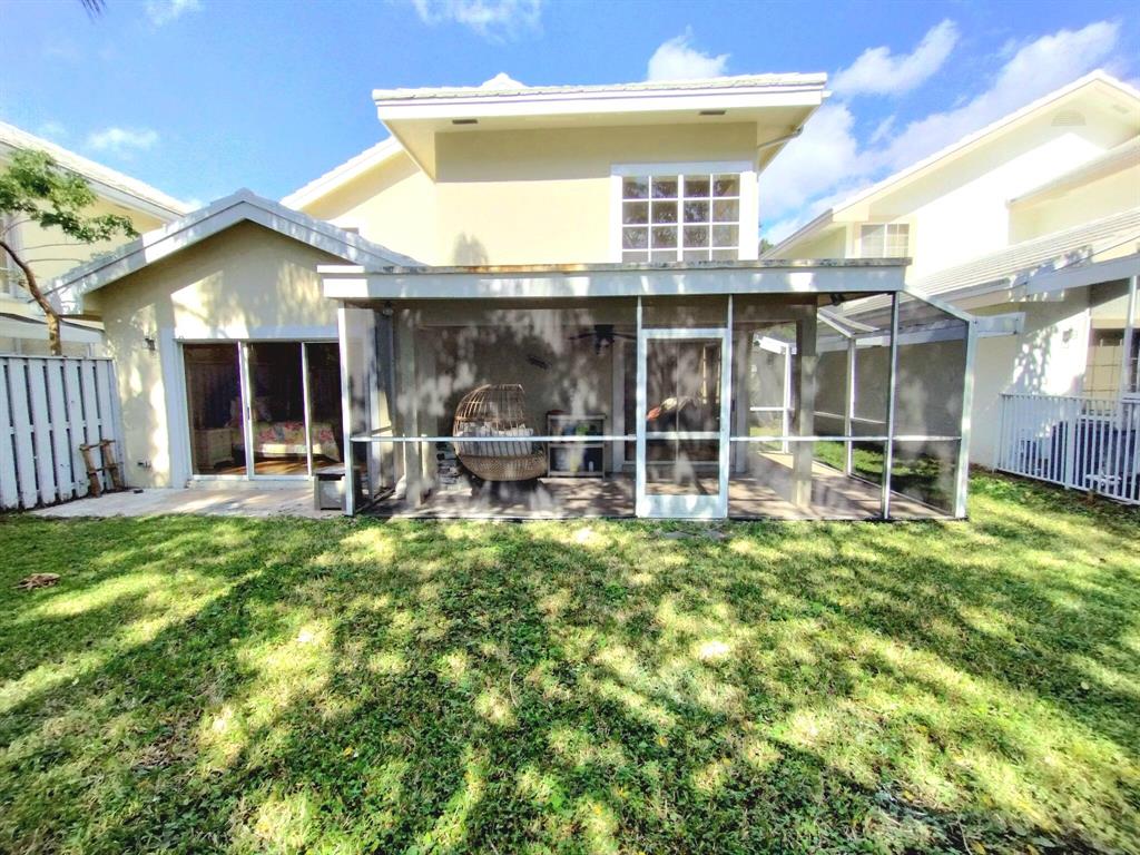 218 Canterbury Drive W