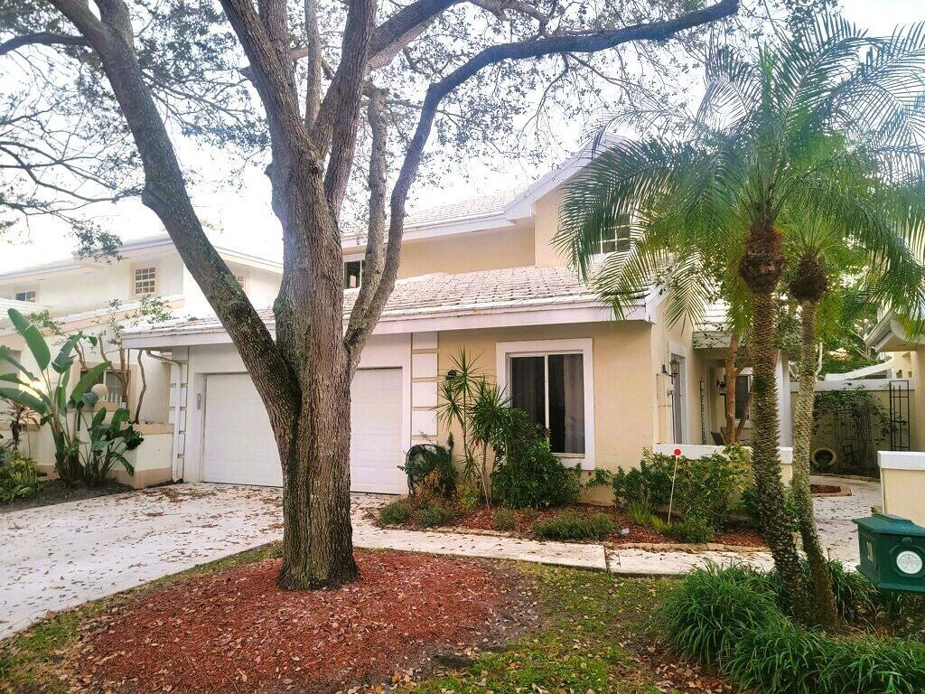 218 Canterbury Drive W