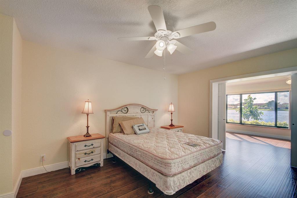 5679 Mirror Lakes Boulevard