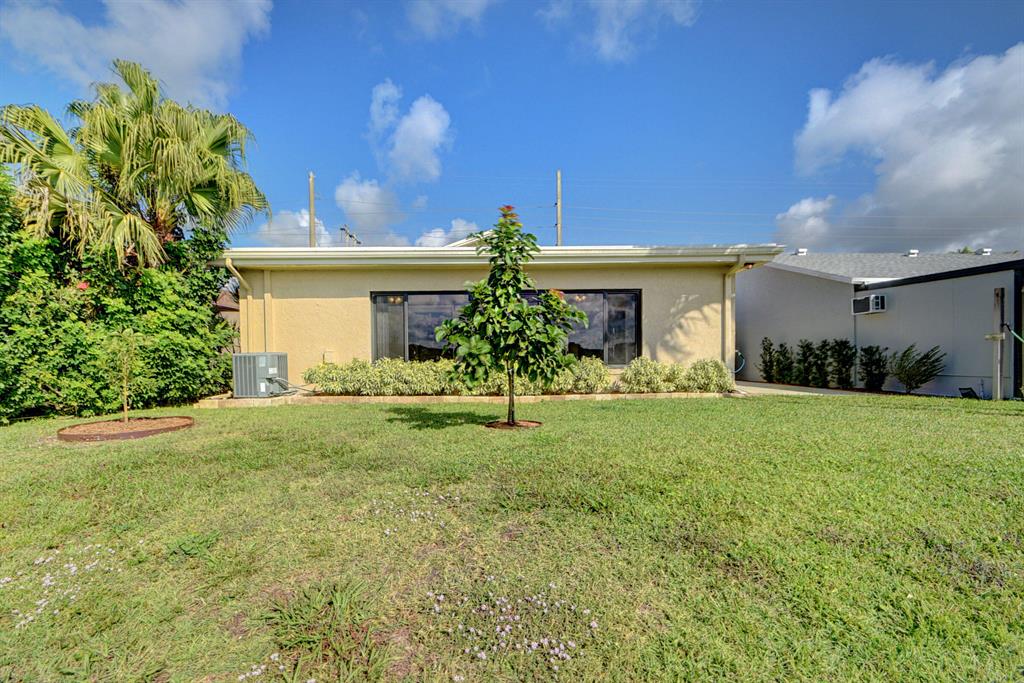 5679 Mirror Lakes Boulevard