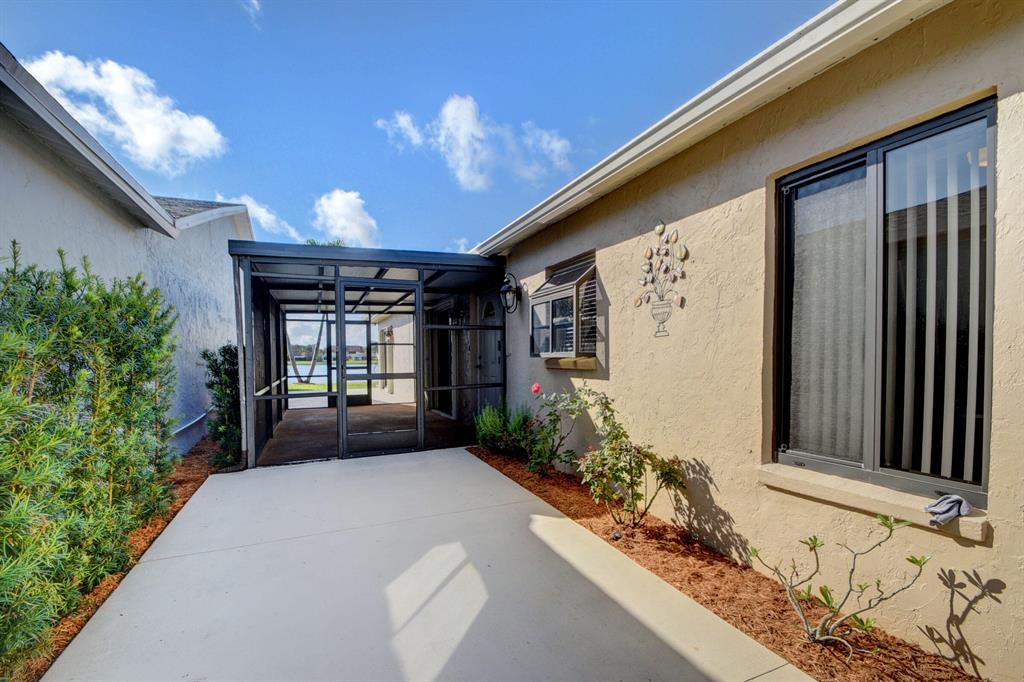 5679 Mirror Lakes Boulevard