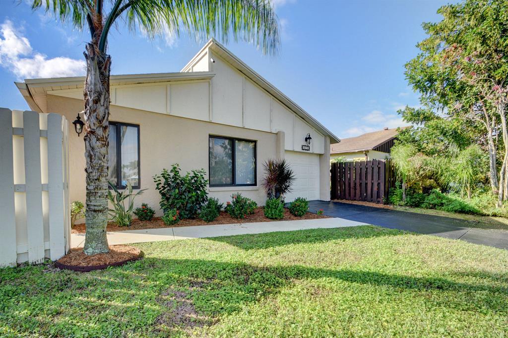 5679 Mirror Lakes Boulevard