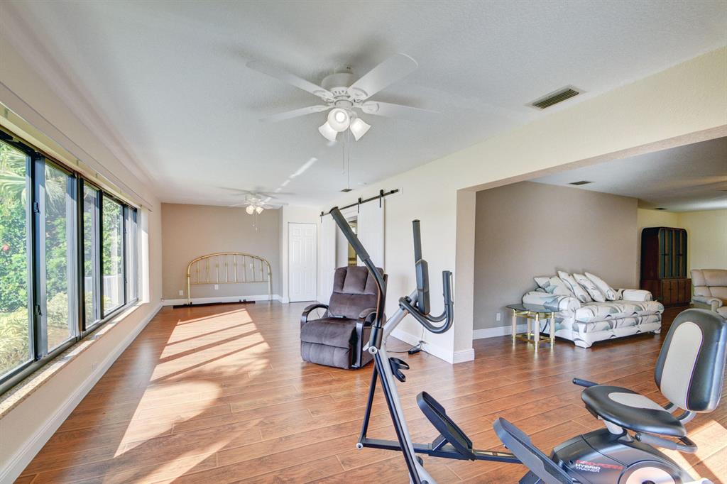 5679 Mirror Lakes Boulevard