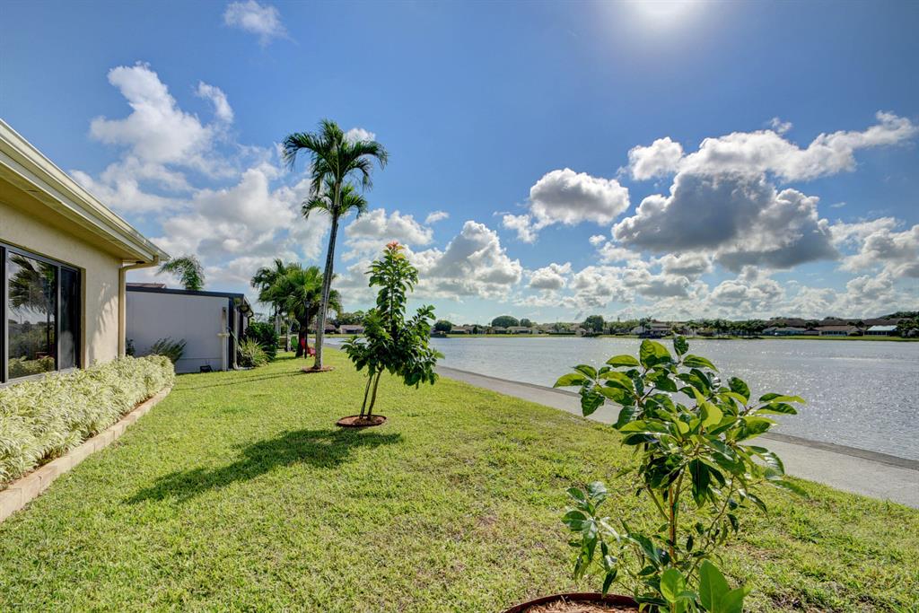 5679 Mirror Lakes Boulevard